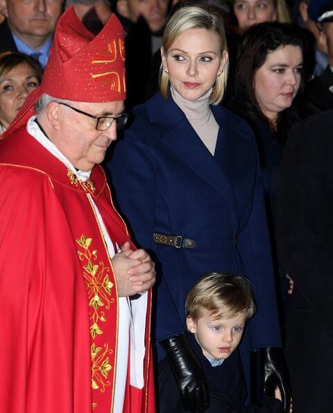 摩纳哥王室5岁龙凤胎亮相公主抱王子太有爱61岁国王跪地带娃