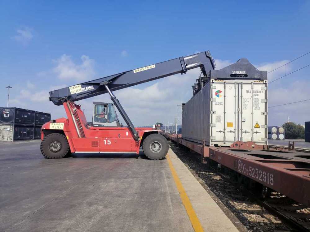 云南铁路急调13只冷藏箱驰援防疫物资运输