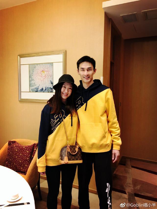 女排运动员米杨通过个人社交平台晒出与方颖超拍摄的婚纱照,引发网