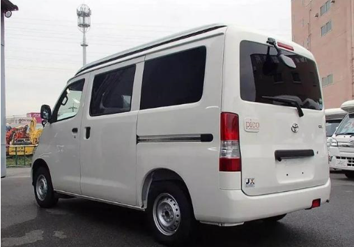 丰田牌"微面"房车,仅4米长却比埃尔法实用,配两张双人床