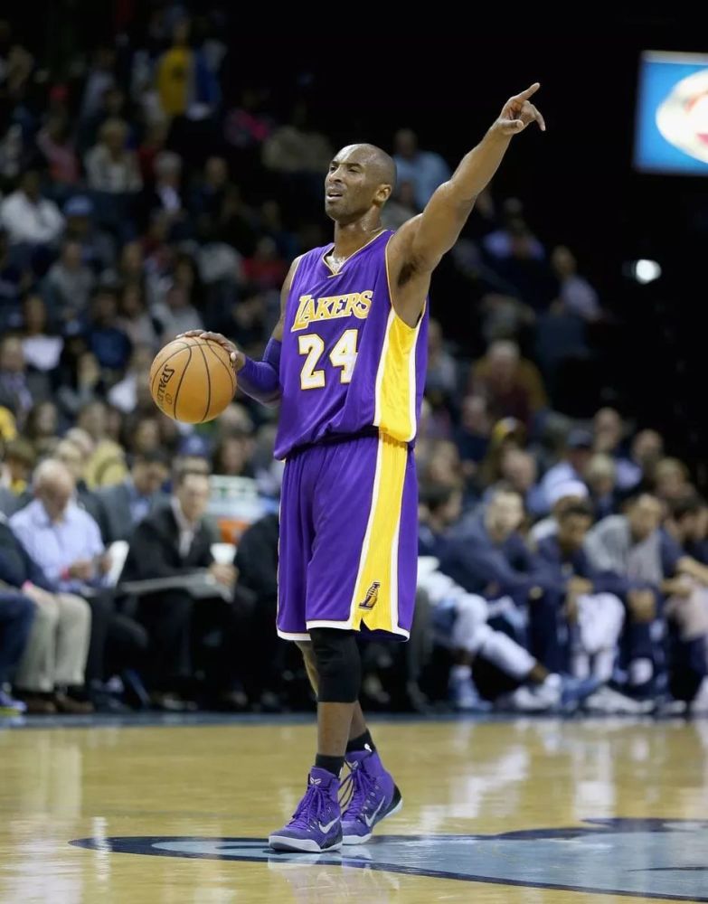 2013 年 12 月随着科比的复出,kobe 9 也准时来到大家眼前.