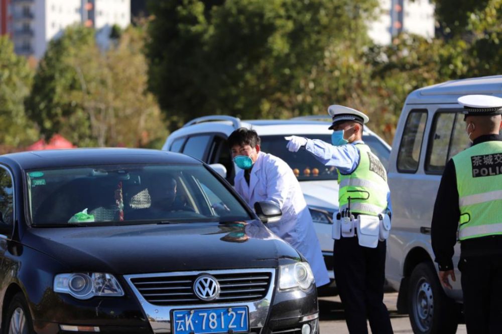 抗击疫情,茶城交警在行动