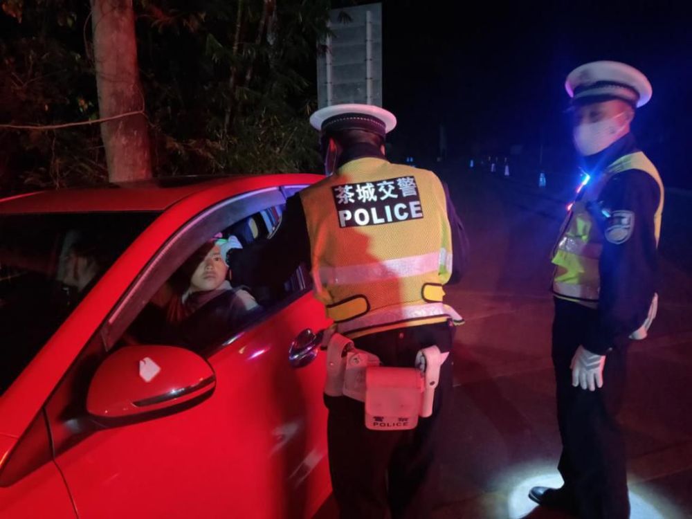 抗击疫情,茶城交警在行动