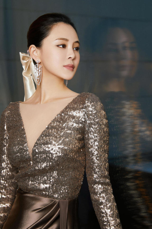 40岁关悦不显老,身材还那么有"料",身穿香槟色上衣凹凸有致