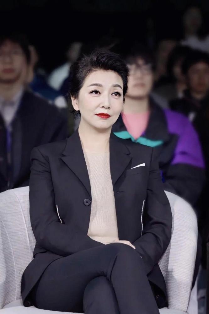 52岁江珊大气端庄,身穿西服look套装现身活动高贵优雅,魅力十足