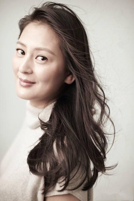 金牌制作人黄澜真美无袖上衣配包臀裙秀身材臀线太惊艳