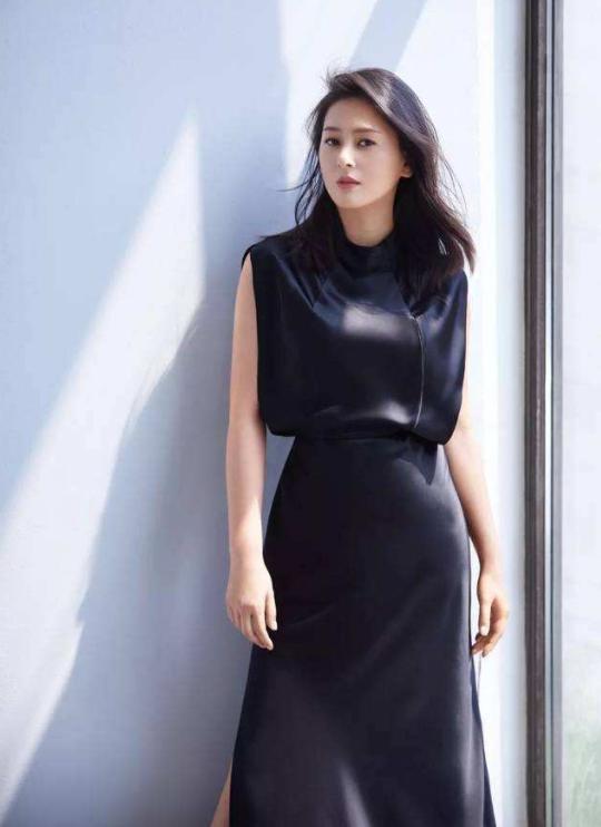 金牌制作人黄澜真美无袖上衣配包臀裙秀身材臀线太惊艳