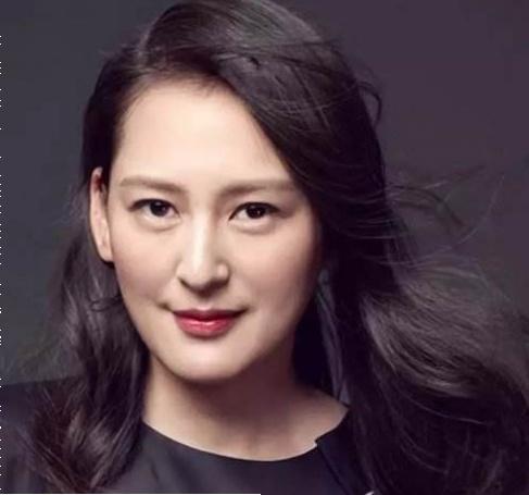 金牌制作人黄澜真美无袖上衣配包臀裙秀身材臀线太惊艳