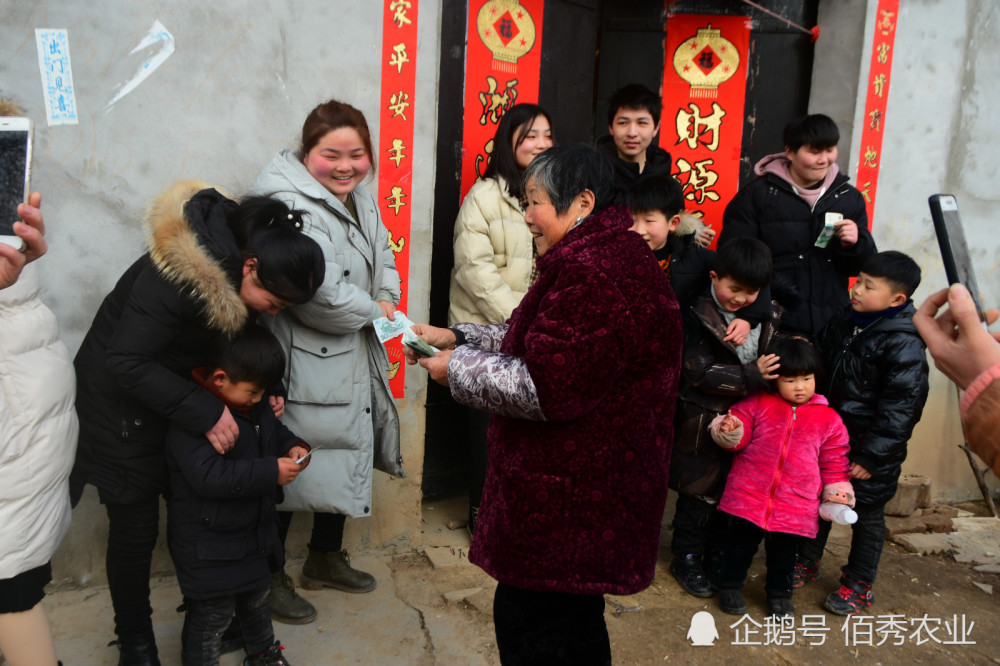 农村老人过春节6个闺女来拜年35人吃饭摆4桌压岁钱成焦点