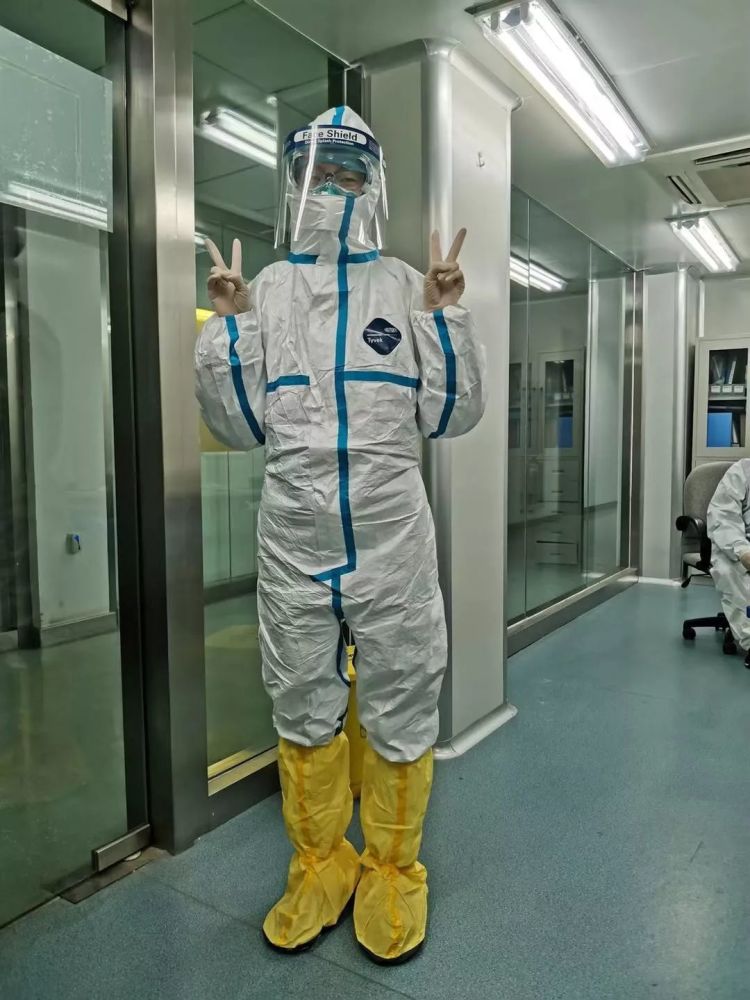 穿两套防护服过6道门他们是距离新型冠状病毒最近的人