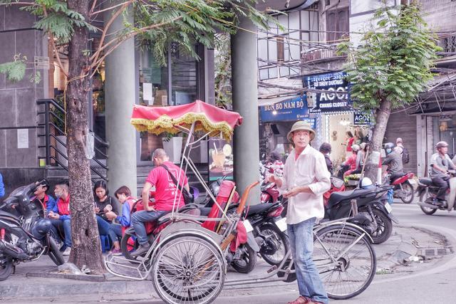 来到越南首都最破旧的老街和当地人一起在路边吃一些奇怪的食物