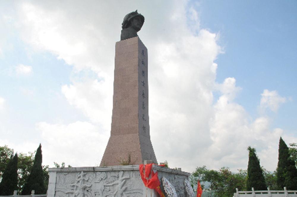 法卡山烈士陵园,坐落在广西凭祥市夏石镇322国道旁.