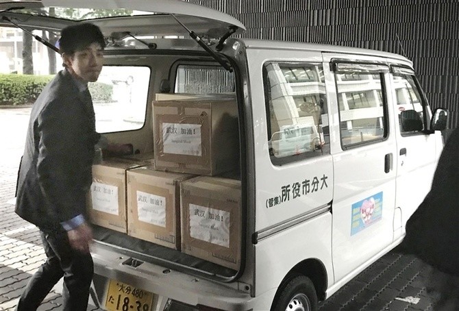 日本友好城市给武汉捐3万个口罩 箱子上用中文写“武汉加油”（组图） - 1