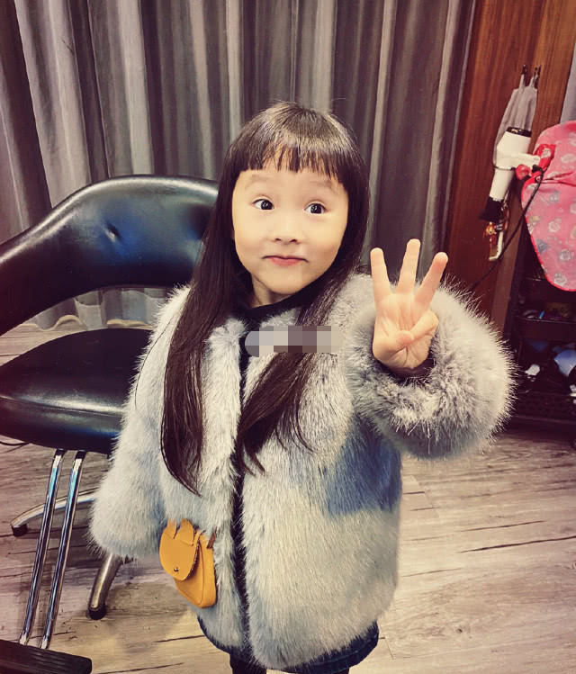 欧弟1岁小女儿近照曝光,扎小辫抱玩具走路摇摇晃晃不停摔跤,超像姐姐