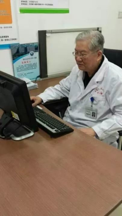 医院开通10部咨询热线,已88岁高龄的肝胆胰内科老教授吕美德亲自坐镇