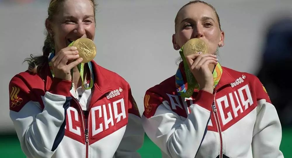 马卡洛娃最近一个大满贯女双冠军是在2017年温网,同样搭档维斯尼娜以