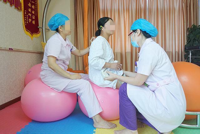 女性顺产时,"自然撕裂"和"侧切"哪种方式更好?孕妈要知道