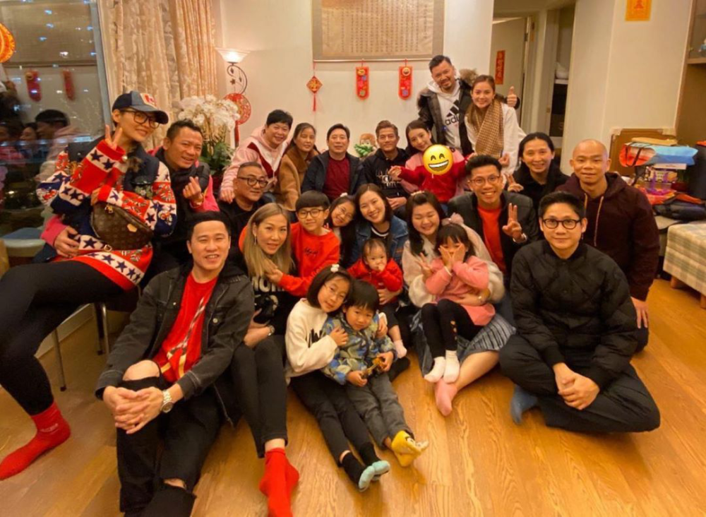 郭富城一家现身聚会经纪人小美搂着方媛妈妈合影关系十分融洽