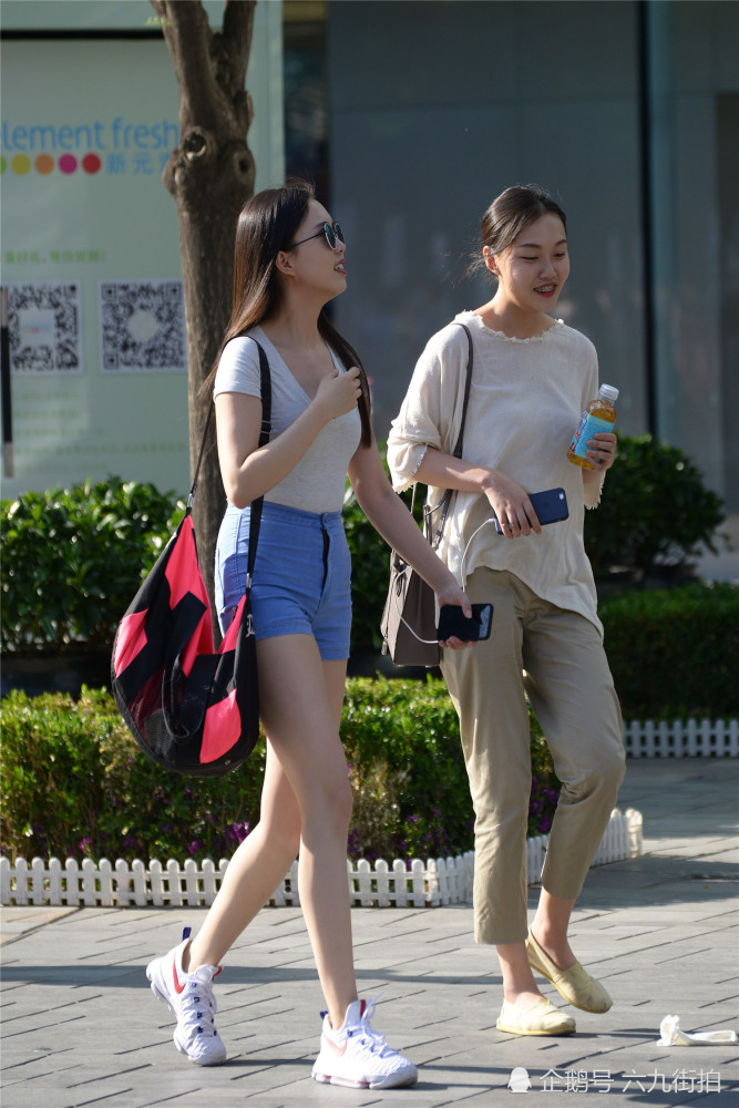 紧身牛仔短裤 搭配紧身半袖 休闲的搭配中透着自信 腾讯新闻