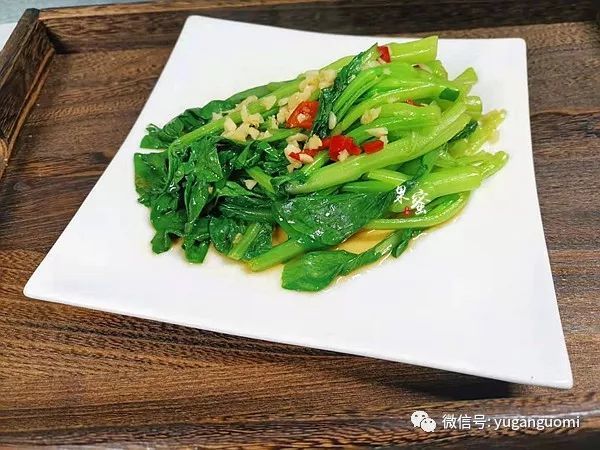 【蒜泥菜心】菜心1把,蒜泥適量,紅椒丁適量,蠔油適量,豬油適量,食用油