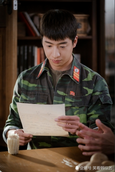 《爱的迫降》刘秀彬,越看越入迷的金舟墨的样子被捕捉