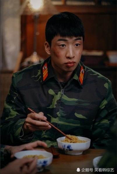 爱的迫降刘秀彬越看越入迷的金舟墨的样子被捕捉