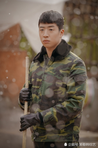 爱的迫降刘秀彬越看越入迷的金舟墨的样子被捕捉