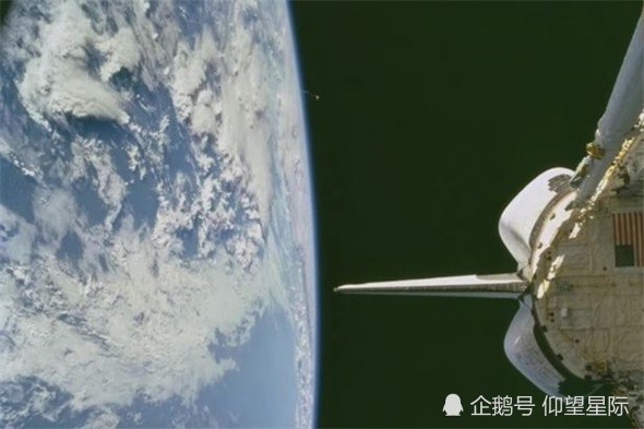 黑骑士卫星在国际空间站旁发现黑色物体高耸于地球之上