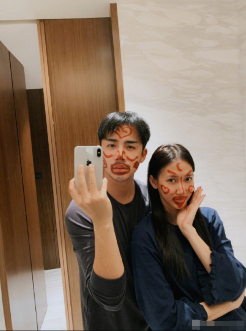 弦子李茂庆新年方式搞怪在家打牌用口红画鬼脸一家五口好可爱