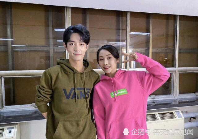 肖战央视春晚后台与多人合影,生图曝光,不开美颜也超帅