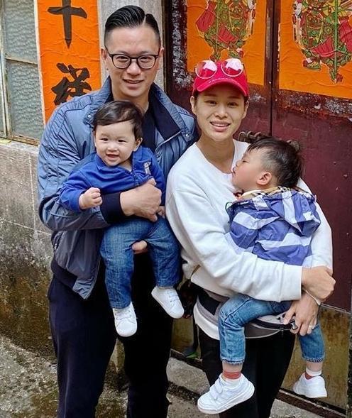 胡杏儿抱娃参加聚会,穿红棉袄成最接地气宝妈,与明星闺蜜反差大