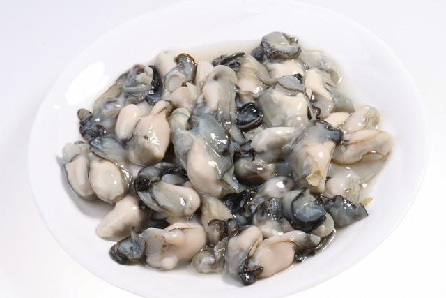 牡蛎也就是生蚝,一般大的叫做生蚝,小的我们都叫牡蛎或者海蛎子.