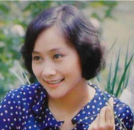 黄梅莹在剧中饰演的女二号王亚茹,是一个很有个性的女子,敢爱敢恨