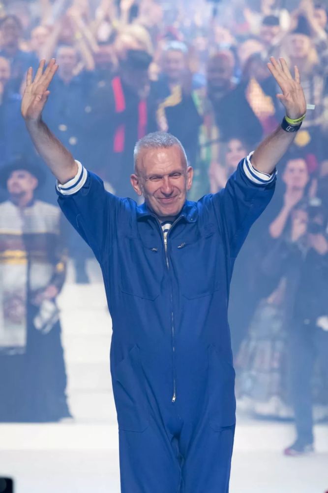 raf simons加入prada的传闻背后,时尚界为热衷八卦?_腾讯新闻