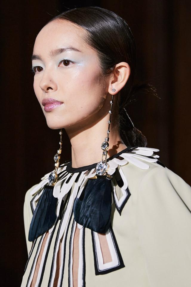 首饰是气场放大镜,178cm的超模刘雯,最爱佩戴夸张造型耳坠_腾讯新闻