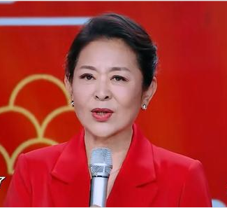 倪萍再登天天向上,状态令人惊讶,主持了13届春晚的她成了这样!