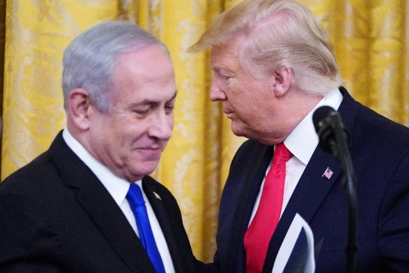1月28日，在美国华盛顿，美国总统特朗普（右）与以色列总理内塔尼亚胡在白宫发布“世纪协议”。 新华社1月29日发