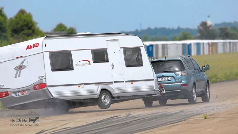 拖挂房车对牵引车的要求:牵引车需要具备这些条件才可以牵引拖挂房车