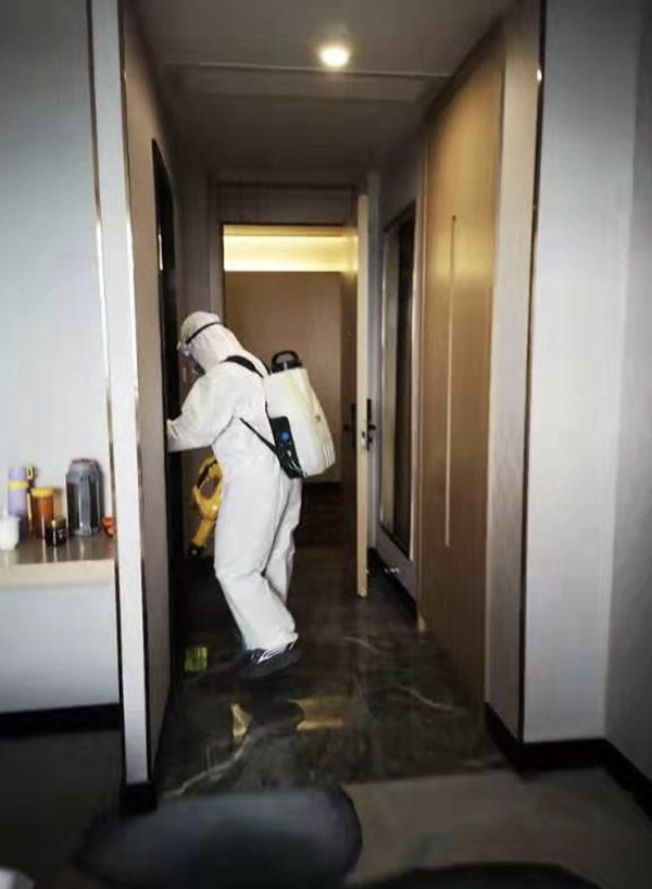 汕头市医护人员在隔离酒店内消毒.