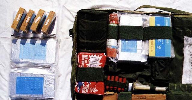 中国空军飞行员救生包,内含压缩干粮.