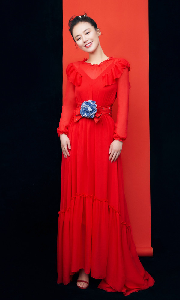 少女感十足的马思纯,红色的礼服更显少女不一样的味道!_腾讯新闻