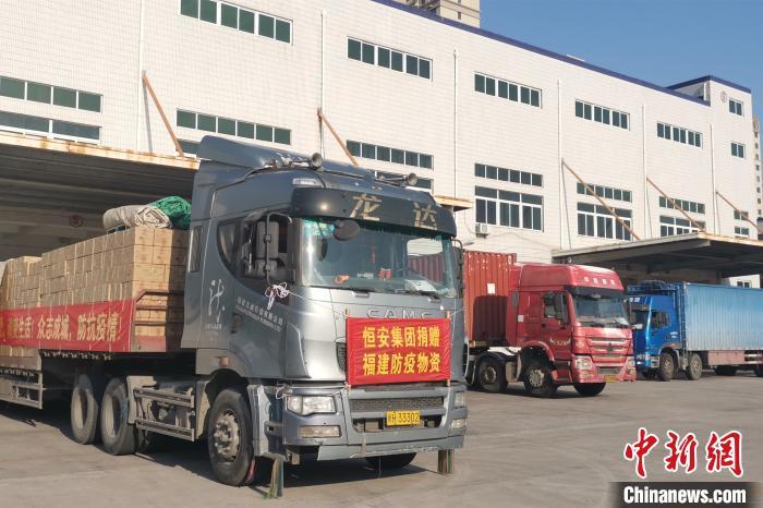 战疫路上的逆行者老司机运送物资奔赴武汉