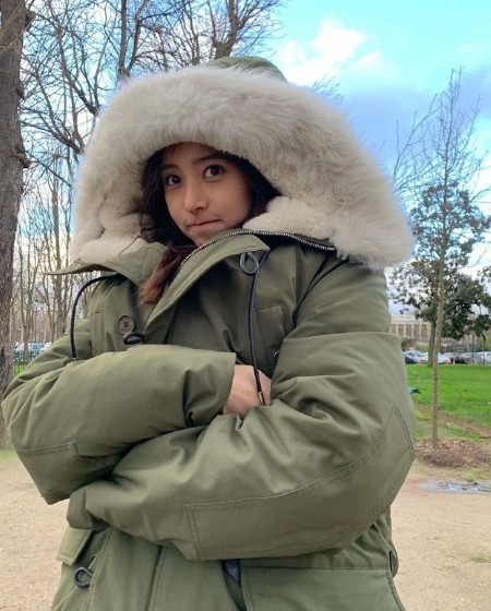 27岁新木优子巴黎旅行私服军绿色大棉袄看起来又暖又潮