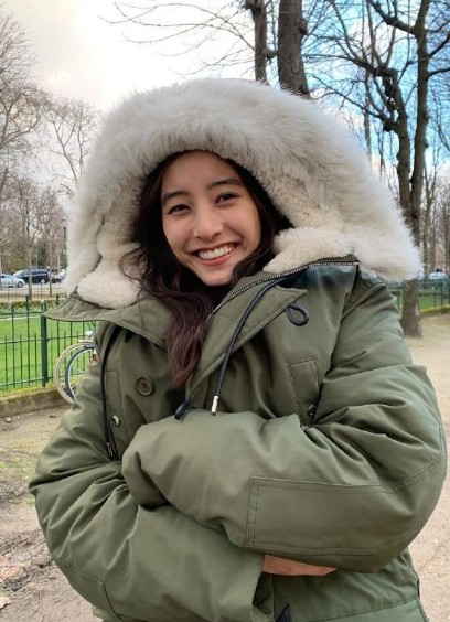 27岁新木优子巴黎旅行私服军绿色大棉袄看起来又暖又潮