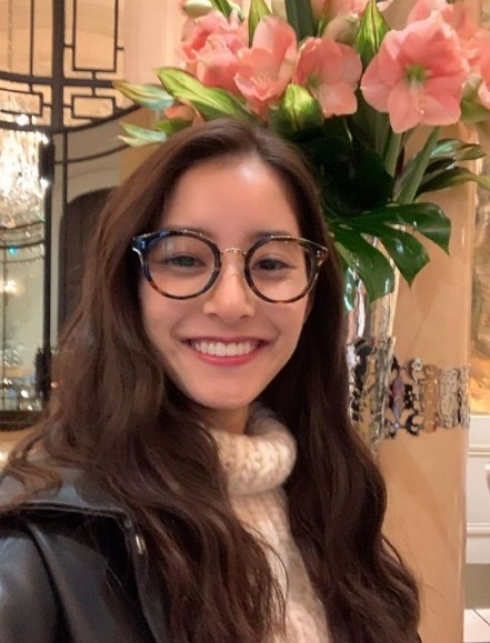 27岁新木优子巴黎旅行私服军绿色大棉袄看起来又暖又潮