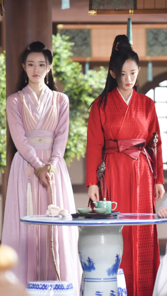 绝代双骄邀月跟着小鱼儿不料自己移花宫的侍女带小鱼儿跑了