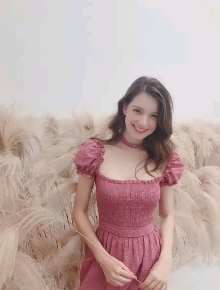 《囧妈》里的娜塔莎很亮眼,但是和她比,还是逊色不少