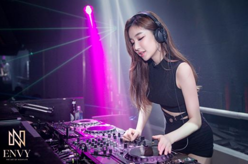 美女dj太火辣 不科学身材引发粉丝暴动