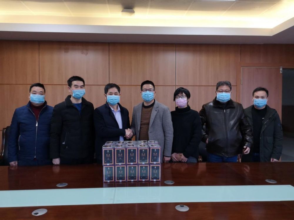 依草畲药科技有限公司向宁德市医院赠送畲药1000盒钟成瑞鼻康冷敷凝胶