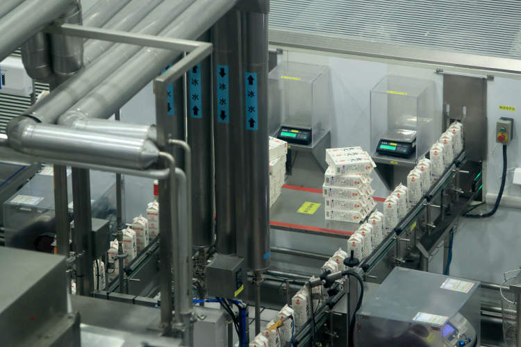 从牧场到销售端上海人的奶瓶子稳了光明乳业乳制品赠遍全市发热门诊